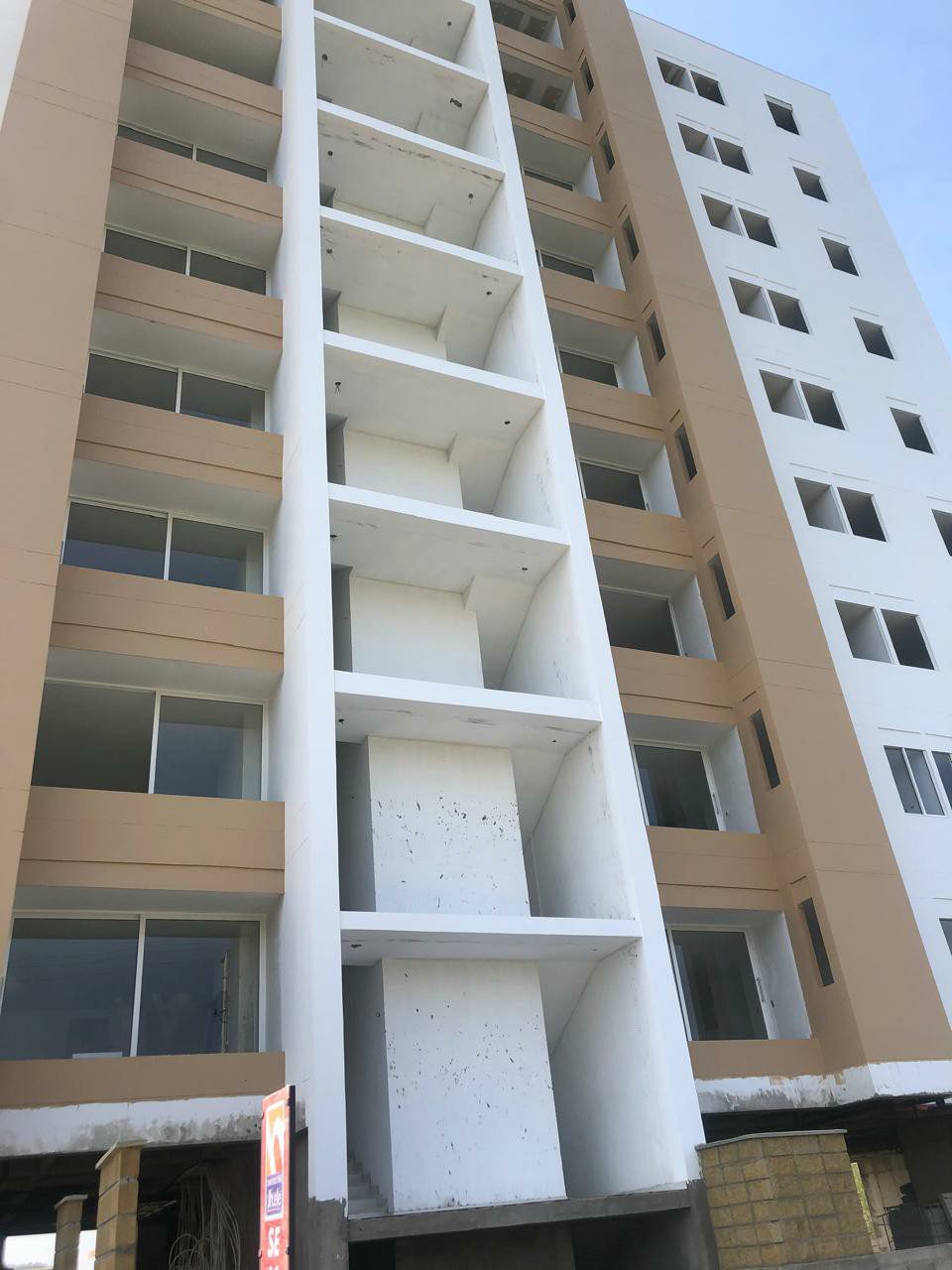 Edificio de apartamentos con fachada exterior en super board