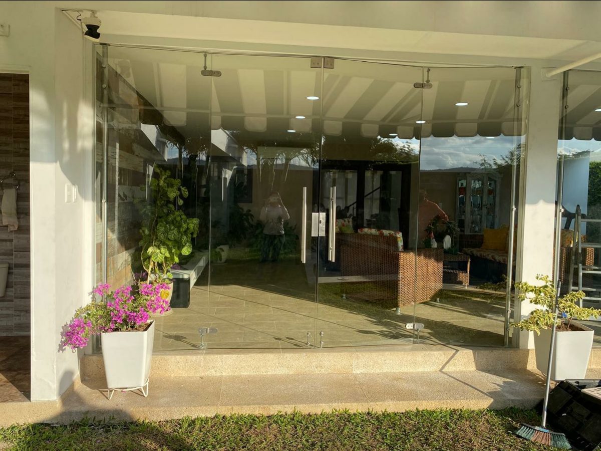 Fachada comercial en vidrio templado de piso a techo